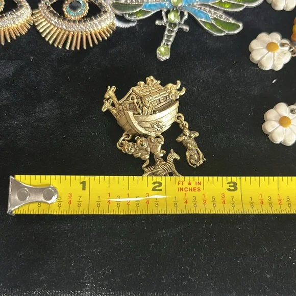 Skull jewelry box and hand made earring lot. - Picture 9 of 10